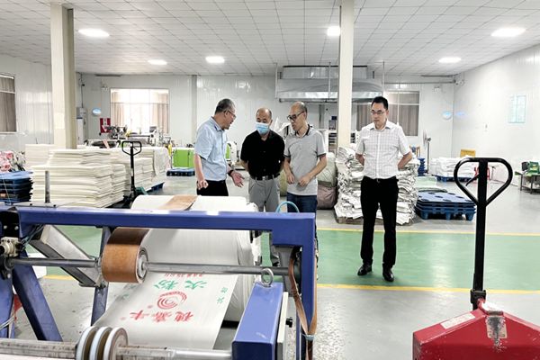 集團領導到中小擔保南寧營業(yè)部客戶企業(yè)調(diào)研